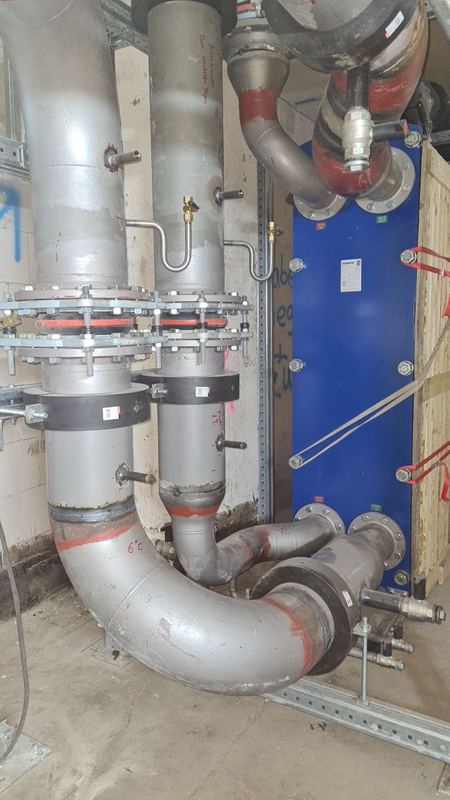 Große Rohrleitungen mit Flanschen am Plattenwärmetauscher